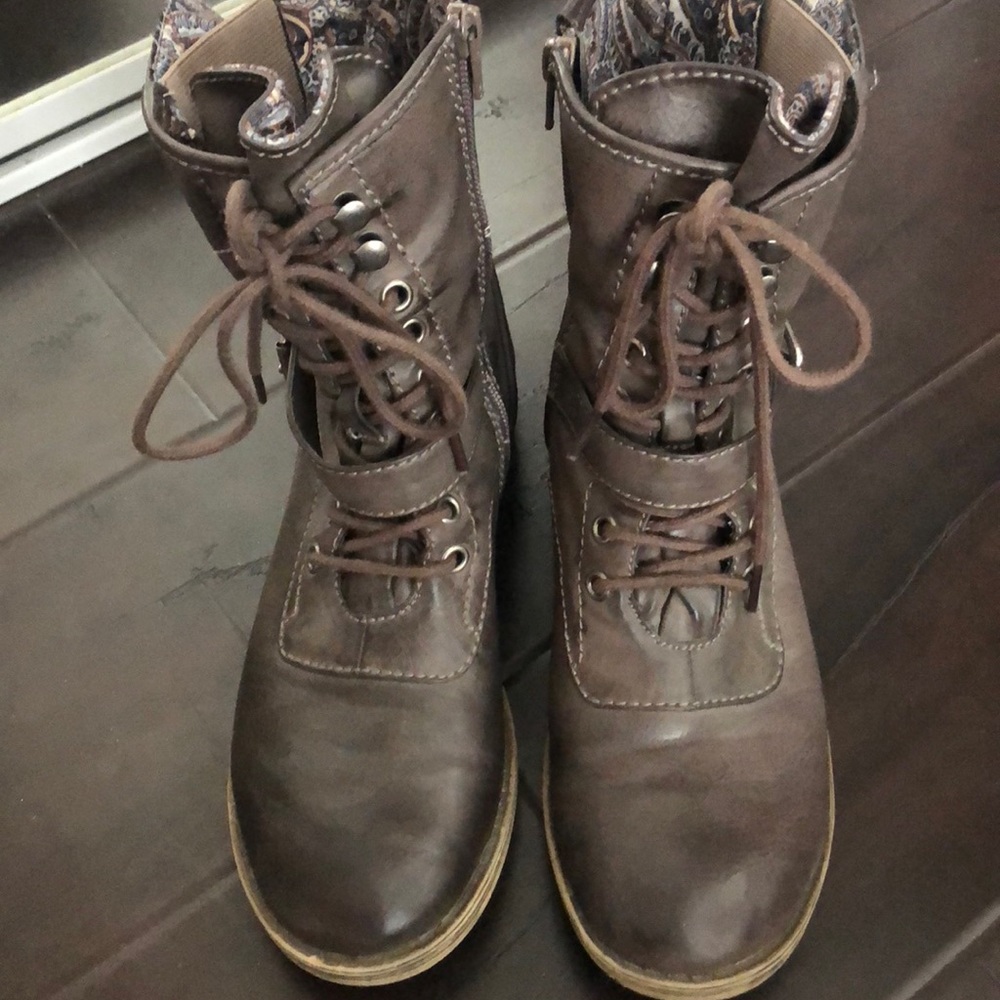 Combat boots